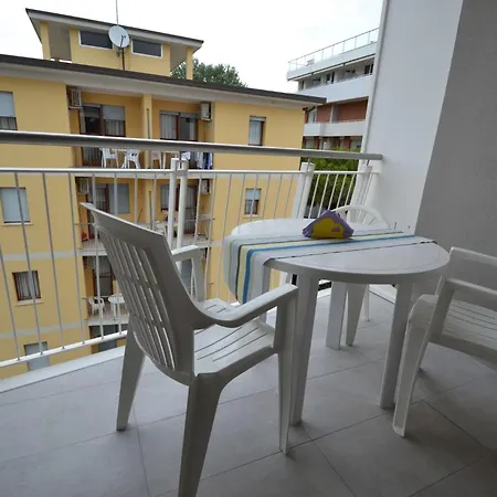 アパート Coastal Flat With Balcony ビビオーネ